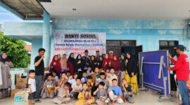 Anggota DPRD Kepri Alex Guspeneldi  di tengah bersama warga saat baksos, Minggu (24/12/2023).Foto: rega/matapedia6