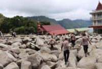 Matapedia6.com/ nett
Tim SAR gabungan melakukan pencarian korban dengan menyisir longsong yang terjadi di Desa Simangulampe, Baktiraja, Kabupaten Humbang Husundutan, terjadi Jumat (1/12/2023) lalu.