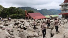 Matapedia6.com/ nett
Tim SAR gabungan melakukan pencarian korban dengan menyisir longsong yang terjadi di Desa Simangulampe, Baktiraja, Kabupaten Humbang Husundutan, terjadi Jumat (1/12/2023) lalu.