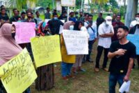 Warga aceh membentangkan selebaran penolakan pengungsi Rohingya.
Matapedia6.com/ nett