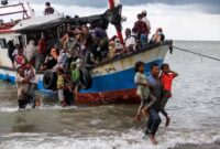Kapal yang ditumpangi pengungsi Rohingya saat tiba di pantai di wilayah Aceh.
Matapedia6.com/ nett