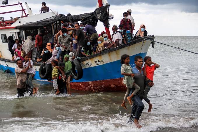 Kapal yang ditumpangi pengungsi Rohingya saat tiba di pantai di wilayah Aceh.
Matapedia6.com/ nett