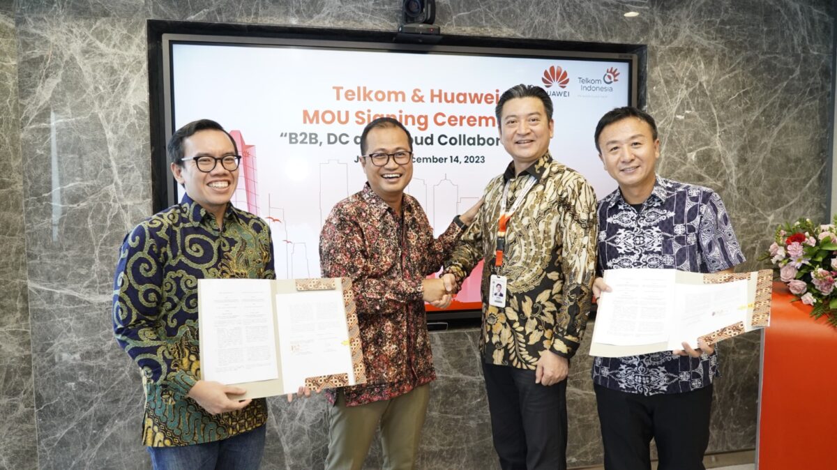 Kiri ke kanan: Direktur Digital Business Telkom, Muhamad Fajrin Rasyid; Direktur Strategic Portfolio Telkom, Budi Setyawan Wijaya; CEO Huawei Indonesia, Long; dan CEO of Carrier Network Business Group Huawei Indonesia, Steven Wang usai penandatanganan MoU kesepakatan kerja sama strategis dalam pembangunan layanan dan solusi B2B (Business-to-Business) antara Telkom dan Huawei Indonesia di Jakarta, Kamis (14/12).Foto:Dok/Telkom.