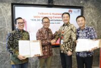 Kiri ke kanan: Direktur Digital Business Telkom, Muhamad Fajrin Rasyid; Direktur Strategic Portfolio Telkom, Budi Setyawan Wijaya; CEO Huawei Indonesia, Long; dan CEO of Carrier Network Business Group Huawei Indonesia, Steven Wang usai penandatanganan MoU kesepakatan kerja sama strategis dalam pembangunan layanan dan solusi B2B (Business-to-Business) antara Telkom dan Huawei Indonesia di Jakarta, Kamis (14/12).Foto:Dok/Telkom.