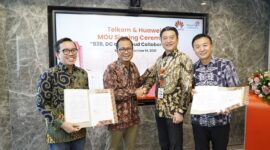 Kiri ke kanan: Direktur Digital Business Telkom, Muhamad Fajrin Rasyid; Direktur Strategic Portfolio Telkom, Budi Setyawan Wijaya; CEO Huawei Indonesia, Long; dan CEO of Carrier Network Business Group Huawei Indonesia, Steven Wang usai penandatanganan MoU kesepakatan kerja sama strategis dalam pembangunan layanan dan solusi B2B (Business-to-Business) antara Telkom dan Huawei Indonesia di Jakarta, Kamis (14/12).Foto:Dok/Telkom.