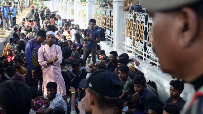 Matapedia6.com/NettPengungsi Rohingya kembali tiba di Aceh dan relawan membawa ke  Kantor Gubernur Aceh karena masyarakat menolok untuk dibawa kepengungsian.