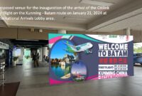 Spanduk penyambutan penerbangan perdana Kumming China Batam