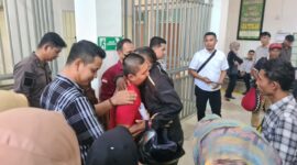 Sidang lanjutan kasus aksi bela Rempang  di Pegadialan Negeri Batam. Jaksa hadirkan saksi Ketua Aliansi Gagak Hitam, Arba Udin, Rabu (3/1/2024)
Matapedia6.com/ Rega