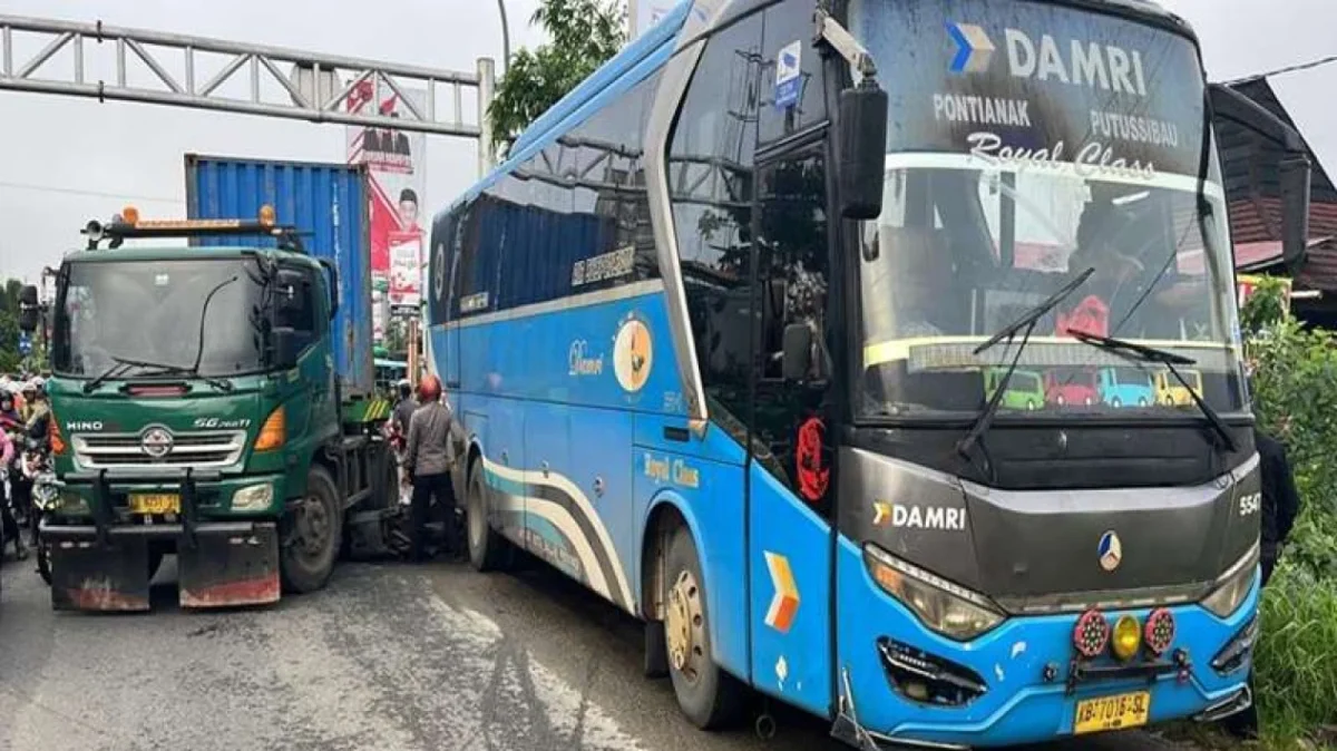Bripda Muhammad Novandro Rela Motornya untuk Ganjal Ban Bus Damri.
Matapedia6.com/ nett