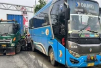 Bripda Muhammad Novandro Rela Motornya untuk Ganjal Ban Bus Damri.
Matapedia6.com/ nett