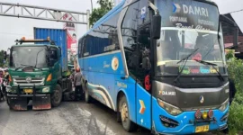 Bripda Muhammad Novandro Rela Motornya untuk Ganjal Ban Bus Damri.
Matapedia6.com/ nett