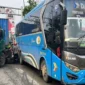 Bripda Muhammad Novandro Rela Motornya untuk Ganjal Ban Bus Damri.
Matapedia6.com/ nett