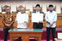Pemko dan DPRD Batam tanda tangan perda, Rabu (31/1/2024). Foto:Dok/Diskominfo Batam