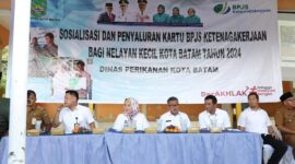 Dinas Perikanan Batam salurkan kartu BPJS TK bagi nelayan. Foto:Dok/Diskominfo Batam