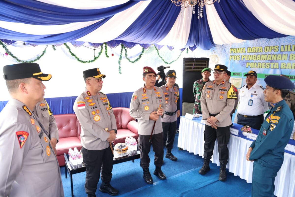 Kabareskrim Polri Komjen Pol Wahyu Widada, bersama Kapolda Kepri Irjen. Pol. Yan Fitri Halimansyah, memimpin kegiatan pengecekan kesiapan Pos Pam Tahun baru di Pelabuhan Punggur dan pelabuhan Mega Mall Batam Center, Sabtu (30/12/2023)
Matapedia6.com/ Dok Humas Polda