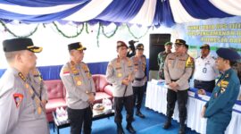 Kabareskrim Polri Komjen Pol Wahyu Widada, bersama Kapolda Kepri Irjen. Pol. Yan Fitri Halimansyah, memimpin kegiatan pengecekan kesiapan Pos Pam Tahun baru di Pelabuhan Punggur dan pelabuhan Mega Mall Batam Center, Sabtu (30/12/2023)
Matapedia6.com/ Dok Humas Polda
