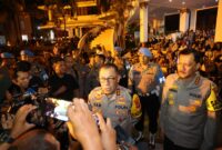 Kapolda Kepri Irjen. Pol Yan Fitri Halimansyah berbaur bersama masyarakat di Alun-alun Kota Batam, pada malam pergantian tahun 2024, Senin (1/1/2024).
Matapedia6.com/ Dok Humas Polda