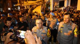 Kapolda Kepri Irjen. Pol Yan Fitri Halimansyah berbaur bersama masyarakat di Alun-alun Kota Batam, pada malam pergantian tahun 2024, Senin (1/1/2024).
Matapedia6.com/ Dok Humas Polda