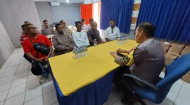 Kapolsek Batu Aji AKP Benny Syahrizal gelar silaturahmi dengan tokoh masyarakat dari Indonesia Timur di Kantor Polsek Batuaji, Rabu (3/1/2024)
Matapedia6.com/ Dok.Polsek