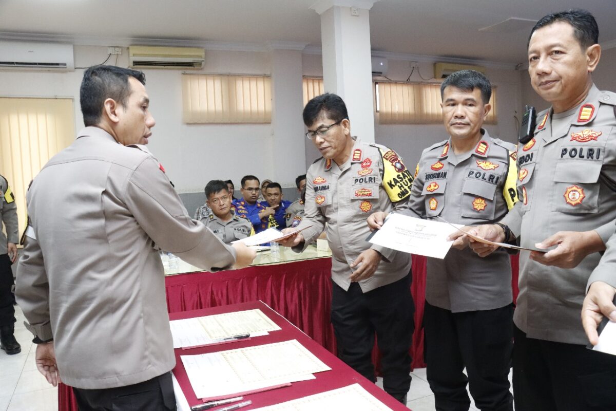 Kapolresta Barelang Kombes Pol Nugroho Tri N, buka kegiatan sosialisasi Dipa T.A 2024 dan Penyerahan Rendisgar 2024 serta penandatanganan perjanjian kinerja T.A 2024 dan pakta integritas tahun anggaran 2024 dalam rangka Zona Integritas di Ruang Rapat lantai 3 Mapolresta Barelang, Kamis (4/1/2024)
Matapedia6.com/ Dok Polresta