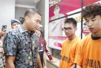 Kasat Reskrim Kompol R. Moch Dwi Ramadhanto, saat berbincang dengan para tersangka pengeroyokan anak Anggota DPRD Kepri, saat ekspos kasus di Polresta Barelang, Jumat (5/1/2024)
Matapedia6.com/ Dok Polresta