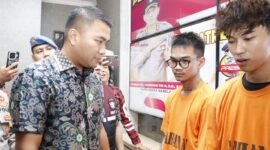 Kasat Reskrim Kompol R. Moch Dwi Ramadhanto, saat berbincang dengan para tersangka pengeroyokan anak Anggota DPRD Kepri, saat ekspos kasus di Polresta Barelang, Jumat (5/1/2024)
Matapedia6.com/ Dok Polresta