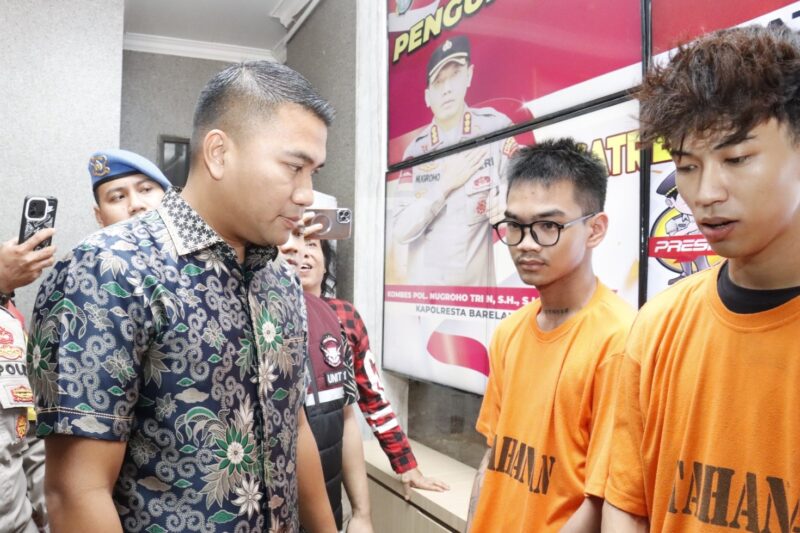 Kasat Reskrim Kompol R. Moch Dwi Ramadhanto, saat berbincang dengan para tersangka pengeroyokan anak Anggota DPRD Kepri, saat ekspos kasus di Polresta Barelang, Jumat (5/1/2024)
Matapedia6.com/ Dok Polresta