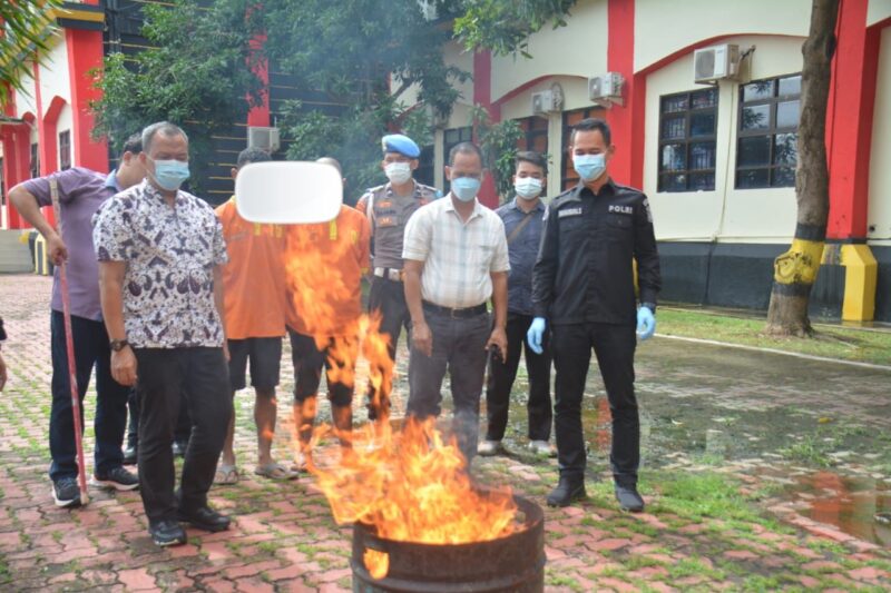 Ditresnarkoba Polda Kepri musnahkan 2,1 kilogram ganja kering hasil pengungkapan kasus pada 24 Desember 2023 lalu, Jumat (5/1/2024)
Matapedia6.com/Dok Humas Pold