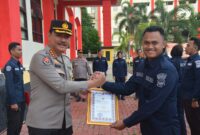 Kabidhumas Polda Kepri Kombes Pol Zahwani Pandra Arsyad serahkan penghargaan dari Aslog Polri ke Briptu Ronal Maulana, saat Apel pagi di Polda Kepri, Jumat (5/1/2024) Matapedia6.com/ Dok Humas Polda