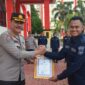 Kabidhumas Polda Kepri Kombes Pol Zahwani Pandra Arsyad serahkan penghargaan dari Aslog Polri ke Briptu Ronal Maulana, saat Apel pagi di Polda Kepri, Jumat (5/1/2024) Matapedia6.com/ Dok Humas Polda