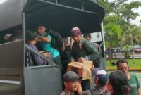 Puluhan PMI Non prosedural yang diamankam Polresta Barelang diangkut menggunakan mobil Polisi ke Polresta Barelang. Matapedia6.com/ Rega