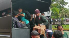 Puluhan PMI Non prosedural yang diamankam Polresta Barelang diangkut menggunakan mobil Polisi ke Polresta Barelang. Matapedia6.com/ Rega