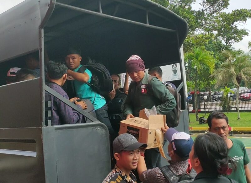 Puluhan PMI Non prosedural yang diamankam Polresta Barelang diangkut menggunakan mobil Polisi ke Polresta Barelang. Matapedia6.com/ Rega