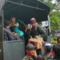 Puluhan PMI Non prosedural yang diamankam Polresta Barelang diangkut menggunakan mobil Polisi ke Polresta Barelang. Matapedia6.com/ Rega