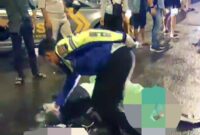 Petugas dari Satlantas Polresta Barelang memberikan tanda di lokasi korban meninggal tabrakan di Simpang Frangky, Sabtu (6/1/2024). Matapedia6.com/ Rega