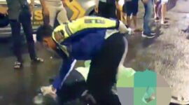 Petugas dari Satlantas Polresta Barelang memberikan tanda di lokasi korban meninggal tabrakan di Simpang Frangky, Sabtu (6/1/2024). Matapedia6.com/ Rega