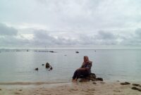 Pengunjung yang mengabadikan kunjungannya ke pantai Halona jembatan enam Barelang, Batam, Matapedia6.com/Rega