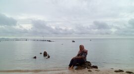 Pengunjung yang mengabadikan kunjungannya ke pantai Halona jembatan enam Barelang, Batam, Matapedia6.com/Rega