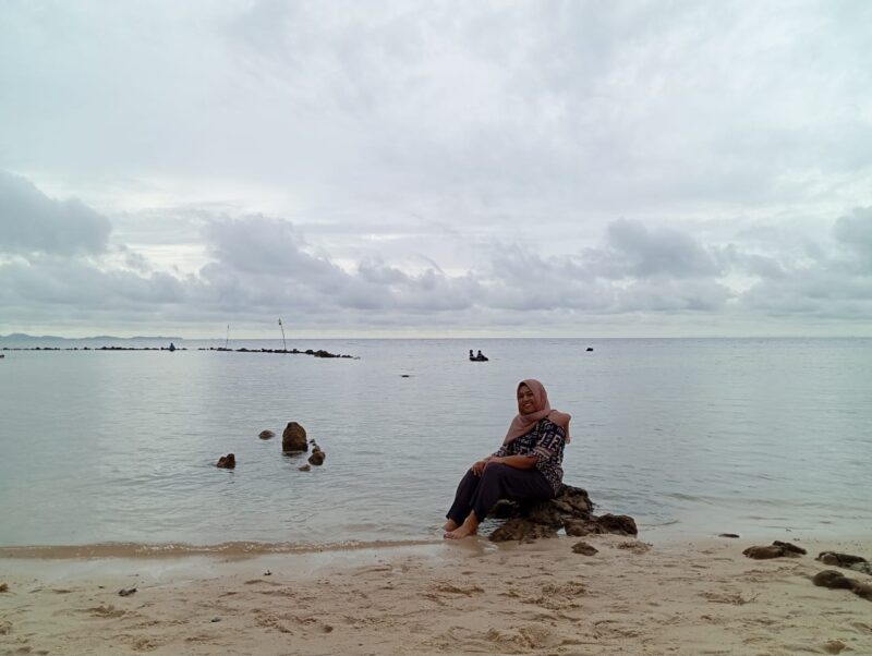 Pengunjung yang mengabadikan kunjungannya ke pantai Halona jembatan enam Barelang, Batam, Matapedia6.com/Rega