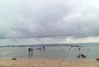 Warga menikmati akhir pekan dipantau halona dekat jembatan IV Barelang, Kota Batam.