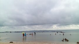 Warga menikmati akhir pekan dipantau halona dekat jembatan IV Barelang, Kota Batam.