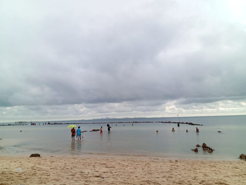 Warga menikmati akhir pekan dipantau halona dekat jembatan IV Barelang, Kota Batam.