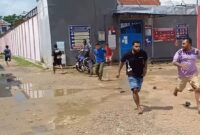 Detik detik para tahanan kabur melintasi pintu depan Lapas Kelas IIB Sorong, menuju Jalan Sapta Taruna, Kota Sorong, Papua Barat Daya yang mana ruas jalan ini berada di depan Lapas Kelas IIB Sorong, Minggu (7/1/2024). Matapedia6.com/ Istimewa