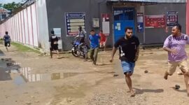 Detik detik para tahanan kabur melintasi pintu depan Lapas Kelas IIB Sorong, menuju Jalan Sapta Taruna, Kota Sorong, Papua Barat Daya yang mana ruas jalan ini berada di depan Lapas Kelas IIB Sorong, Minggu (7/1/2024). Matapedia6.com/ Istimewa