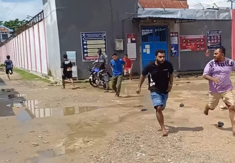 Detik detik para tahanan kabur melintasi pintu depan Lapas Kelas IIB Sorong, menuju Jalan Sapta Taruna, Kota Sorong, Papua Barat Daya yang mana ruas jalan ini berada di depan Lapas Kelas IIB Sorong, Minggu (7/1/2024). Matapedia6.com/ Istimewa