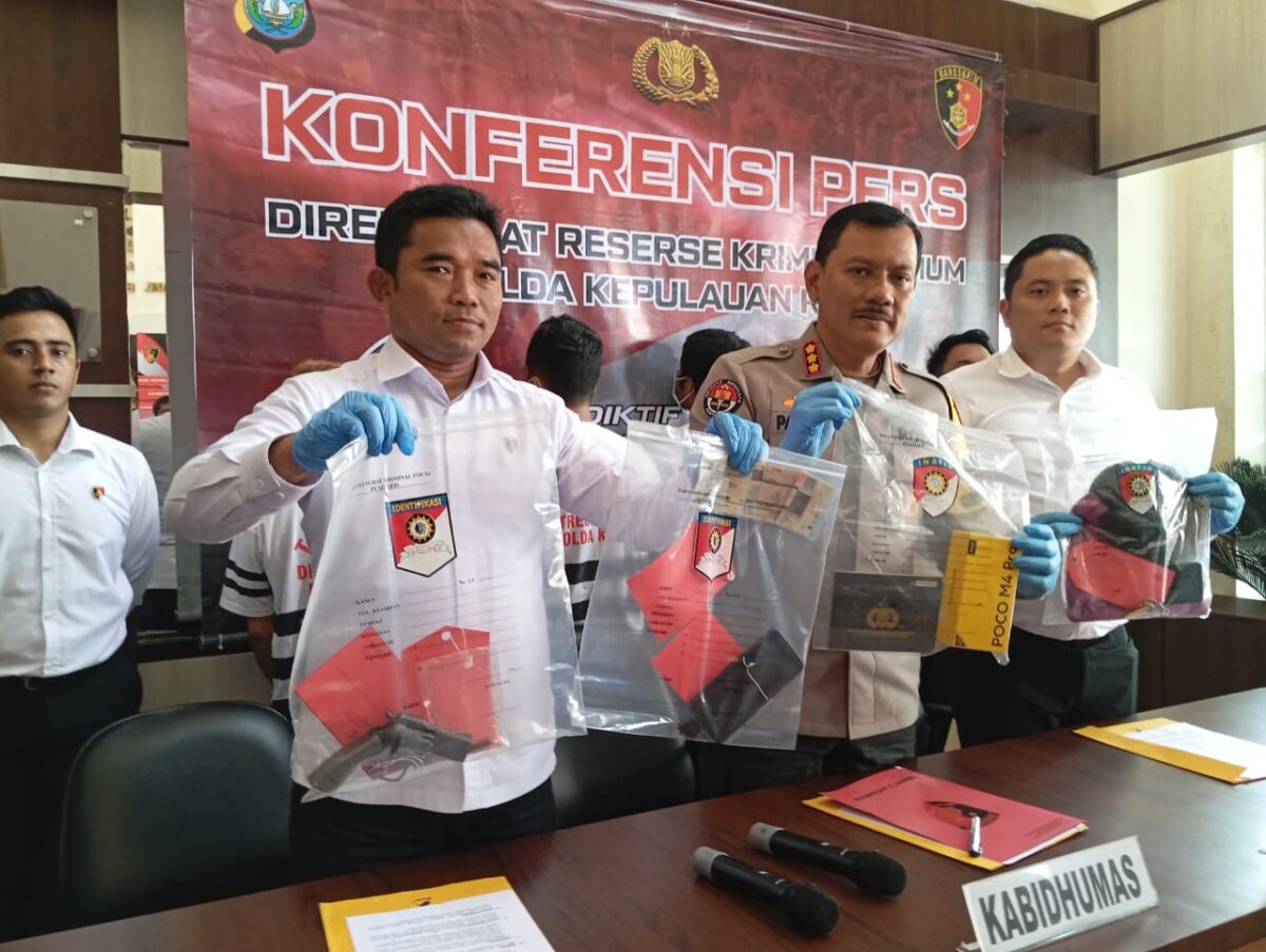 Ditreskrimum Polda Kepri Kombes Pol. Adip Rojikan di dampingi Kabidhumas Polda Kepri Kombes Pol Zahwani Pandra Arsyad menunjukkan barang bukti saat ekspos di Polda Kepri, Senin (8/1/2024).
Matapedia6.com/ Rega