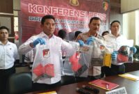 Ditreskrimum Polda Kepri Kombes Pol. Adip Rojikan di dampingi Kabidhumas Polda Kepri Kombes Pol Zahwani Pandra Arsyad menunjukkan barang bukti saat ekspos di Polda Kepri, Senin (8/1/2024).
Matapedia6.com/ Rega