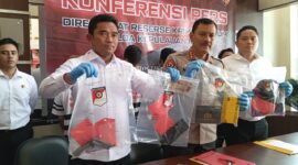 Ditreskrimum Polda Kepri Kombes Pol. Adip Rojikan di dampingi Kabidhumas Polda Kepri Kombes Pol Zahwani Pandra Arsyad menunjukkan barang bukti saat ekspos di Polda Kepri, Senin (8/1/2024).
Matapedia6.com/ Rega