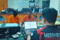 Dua pelaku perampokan Apotek Kimia Farma kawasan Penuin, Kecamatan Lubuk Baja, Kota Batam, saat menjalani pemeriksaan di Polresta Barelang, Senin (8/1/2024). Matapedia6.com/ Rega
