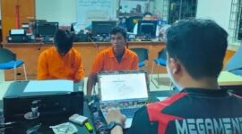 Dua pelaku perampokan Apotek Kimia Farma kawasan Penuin, Kecamatan Lubuk Baja, Kota Batam, saat menjalani pemeriksaan di Polresta Barelang, Senin (8/1/2024). Matapedia6.com/ Rega